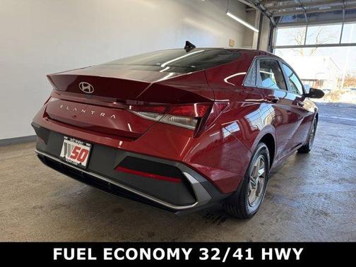 2025 Hyundai ELANTRA SE