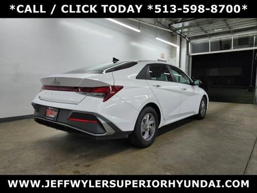 2025 Hyundai ELANTRA SE