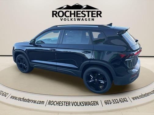 Deep Black Pearl Effect 2026 Volkswagen Taos 1.5T SE Black