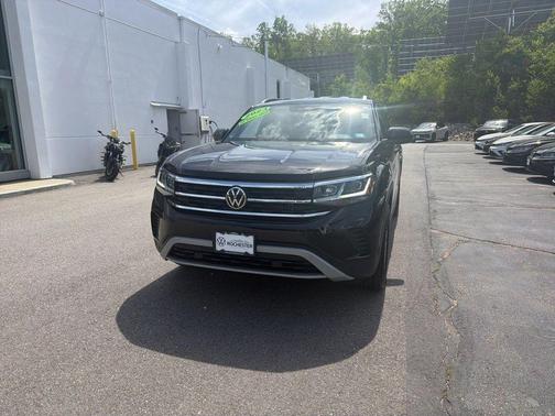 Deep Black Pearl Effect 2023 Volkswagen Atlas Cross Sport 3.6L V6 SE w/Technology
