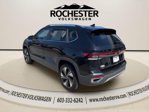Deep Black Pearl Effect 2025 Volkswagen Taos 1.5T SE