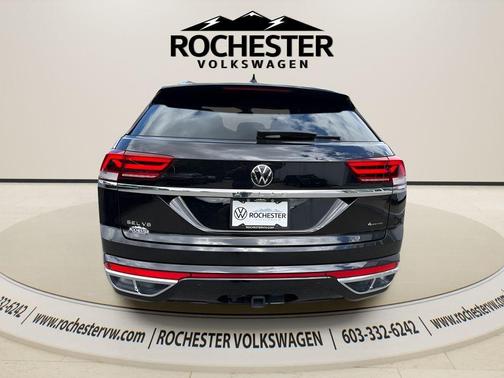 Deep Black Pearl Effect 2023 Volkswagen Atlas Cross Sport 3.6L V6 SEL Premium R-Line