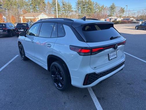 2026 Volkswagen Tiguan 2.0T SE R-Line Black