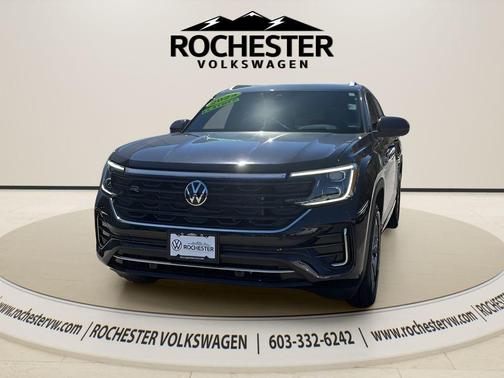 Deep Black Pearl Effect 2024 Volkswagen Atlas Cross Sport 2.0T SEL R-Line