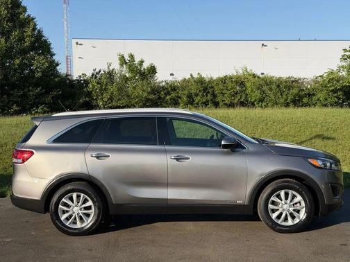 Titanium Silver 2017 Kia Sorento LX