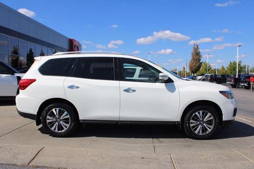 2017 Nissan Pathfinder SV