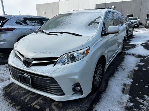 2020 Toyota Sienna XLE