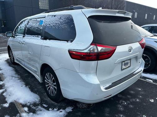2020 Toyota Sienna XLE