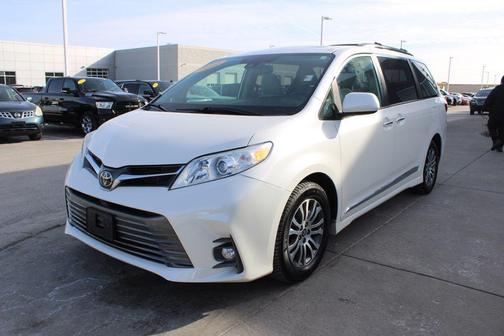 2020 Toyota Sienna XLE