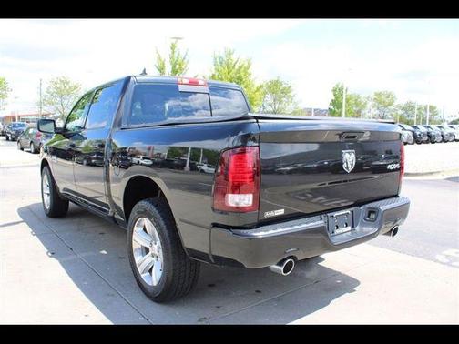 Brilliant Black Crystal Pearlcoat 2016 RAM 1500 Sport