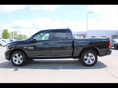 Brilliant Black Crystal Pearlcoat 2016 RAM 1500 Sport