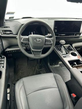 2025 Toyota Sienna Platinum