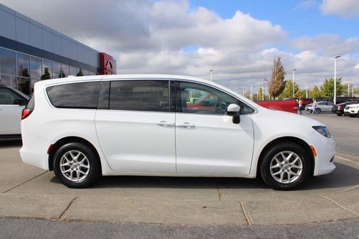 2020 Chrysler Voyager LX