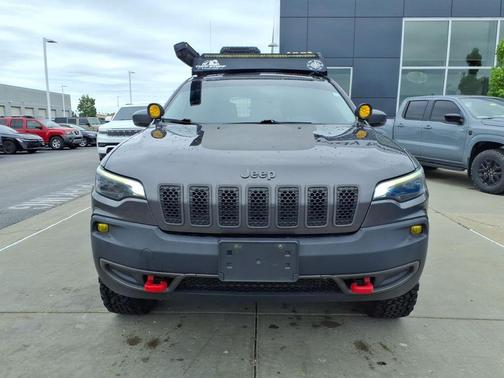 Granite Crystal Metallic Clearcoat 2020 Jeep Cherokee Trailhawk