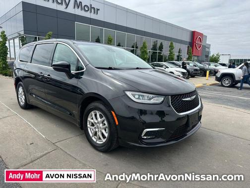 Brilliant Black Crystal Pearlcoat 2023 Chrysler Pacifica Touring L