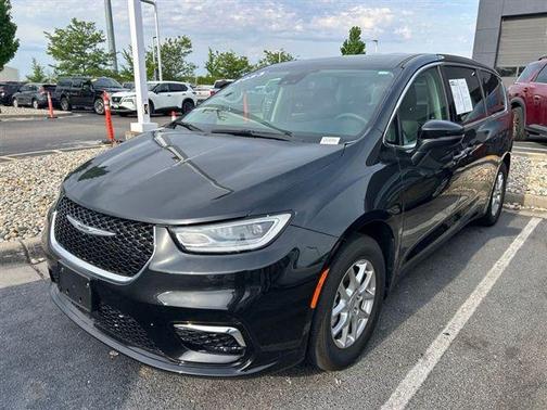Brilliant Black Crystal Pearlcoat 2023 Chrysler Pacifica Touring L