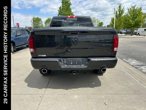 Brilliant Black Crystal Pearlcoat 2016 RAM 1500 Sport