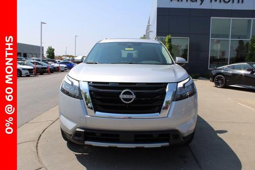 2025 Nissan Pathfinder SL