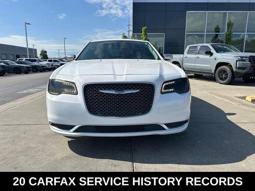 Bright White Clearcoat 2018 Chrysler 300 Touring