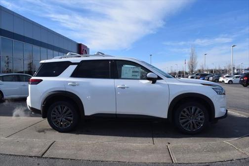 2025 Nissan Pathfinder SL