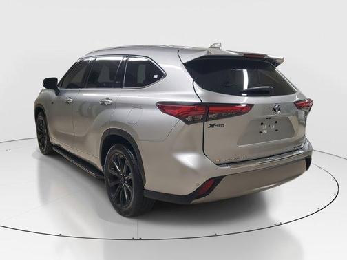 2023 Toyota Highlander Hybrid Platinum