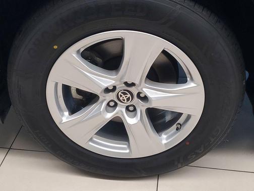 Celestial Silver Metallic 2024 Toyota Highlander LE