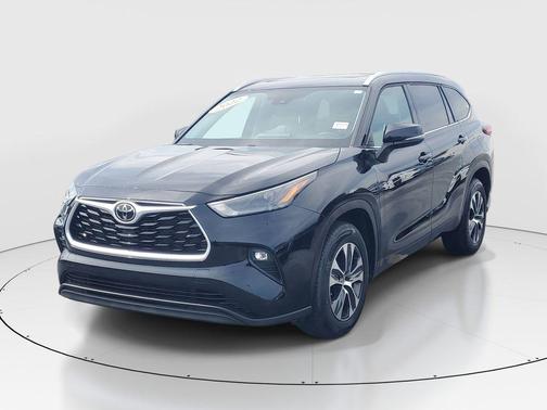 Midnight Black Metallic 2022 Toyota Highlander XLE