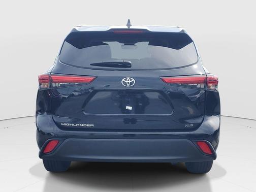 Midnight Black Metallic 2022 Toyota Highlander XLE