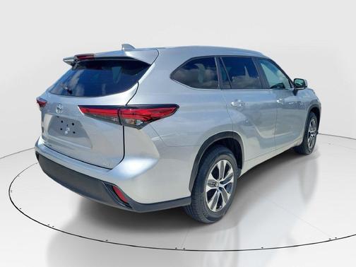 Celestial Silver Metallic 2023 Toyota Highlander XLE