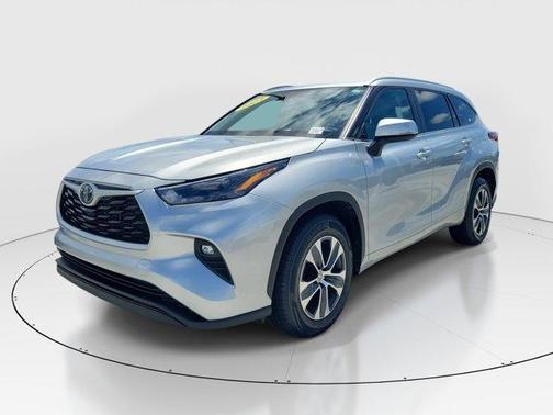 Celestial Silver Metallic 2023 Toyota Highlander XLE