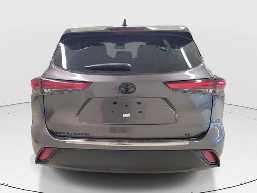 Gray 2022 Toyota Highlander LE