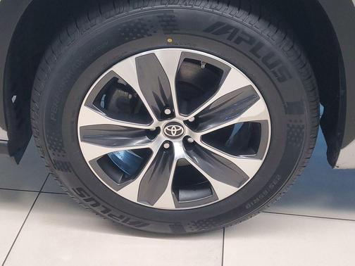 Celestial Silver Metallic 2023 Toyota Highlander XLE