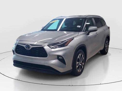 Celestial Silver Metallic 2023 Toyota Highlander XLE