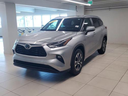 Celestial Silver Metallic 2023 Toyota Highlander XLE