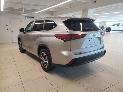 Celestial Silver Metallic 2023 Toyota Highlander XLE