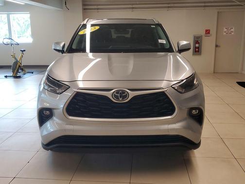 Celestial Silver Metallic 2023 Toyota Highlander XLE