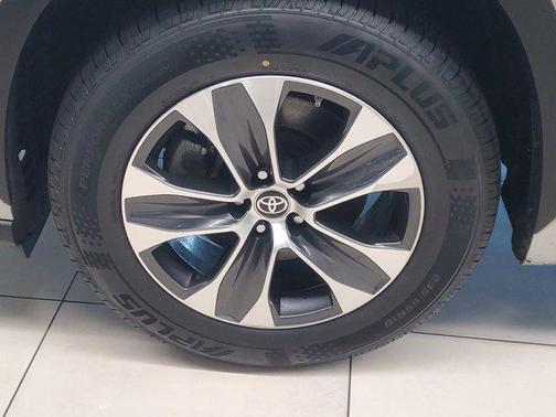 Celestial Silver Metallic 2023 Toyota Highlander XLE