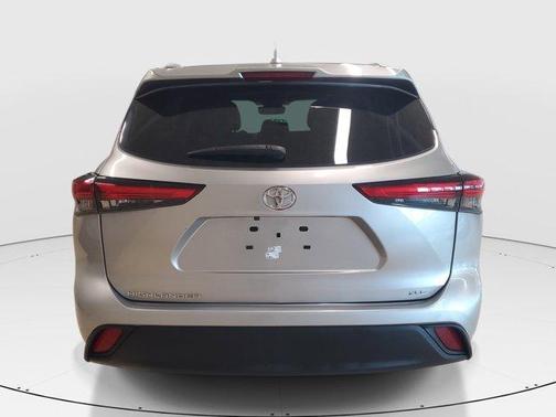 Celestial Silver Metallic 2023 Toyota Highlander XLE