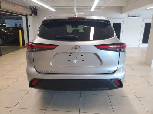 Celestial Silver Metallic 2023 Toyota Highlander XLE