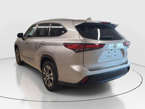 Celestial Silver Metallic 2023 Toyota Highlander XLE