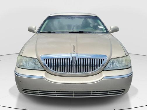 Gold 2005 Lincoln Town Car Signature