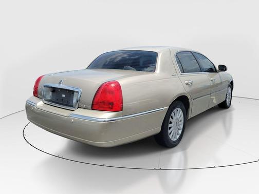 Gold 2005 Lincoln Town Car Signature