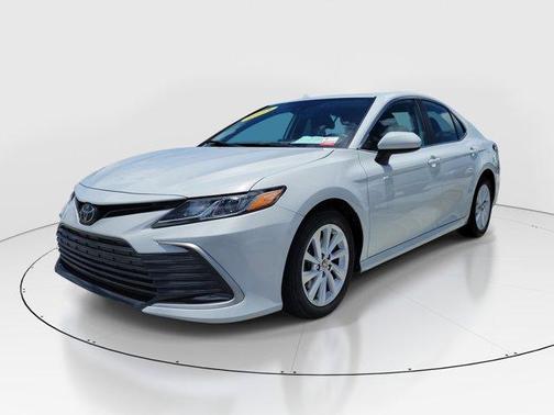 Ice 2023 Toyota Camry LE
