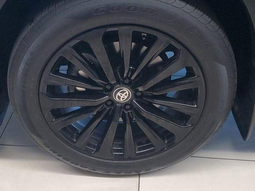 Midnight Black Metallic 2024 Toyota Highlander LE