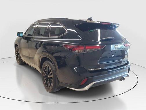 Midnight Black Metallic 2024 Toyota Highlander LE
