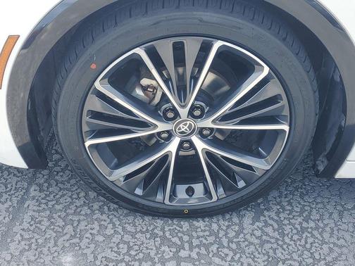 Pearl 2023 Toyota Prius XLE
