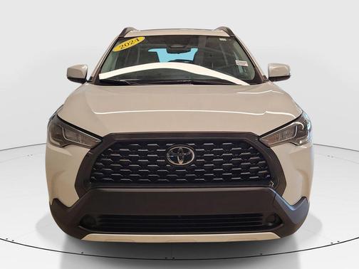 Pearl 2024 Toyota Corolla Cross LE