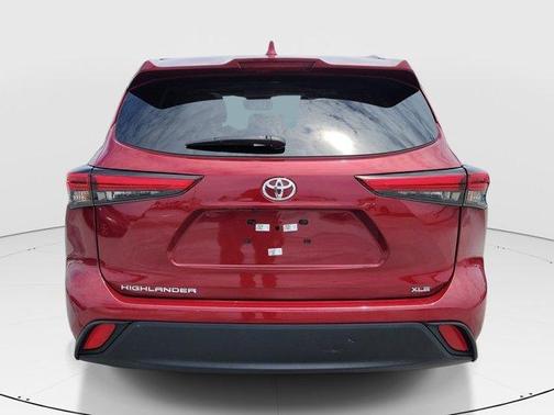 Pearl 2023 Toyota Highlander XLE