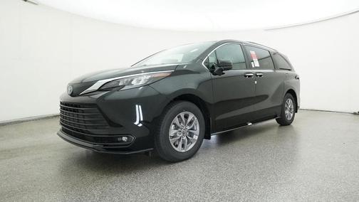 2025 Toyota Sienna XLE 8 Passenger