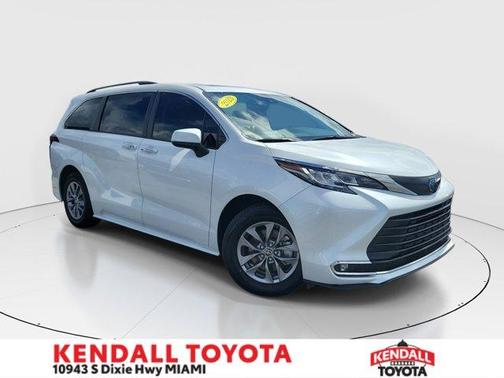 Pearl 2023 Toyota Sienna XLE